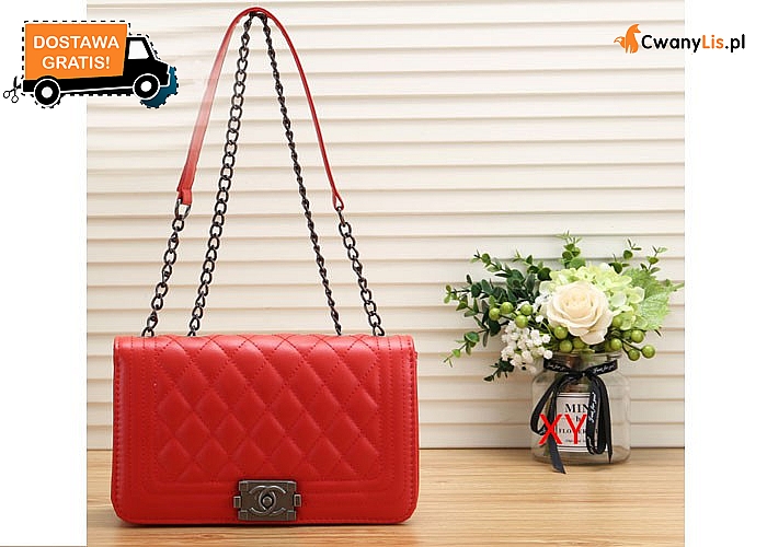 Wygodna i funkcjonalna torebka typu Chanel, to must-have dla kobiet lubiących minimalizm połączony z praktycznością
